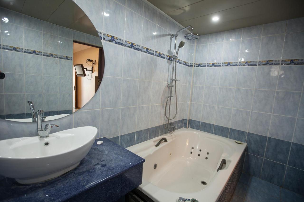 Puy Ahuzat Haosher Hotel Tiberias Bagian luar foto